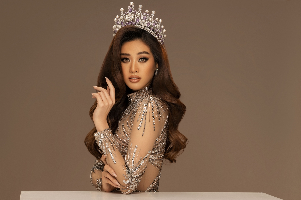 Hoa hậu Khánh Vân khoe vẻ quyến rũ trong bộ ảnh beauty queen mới